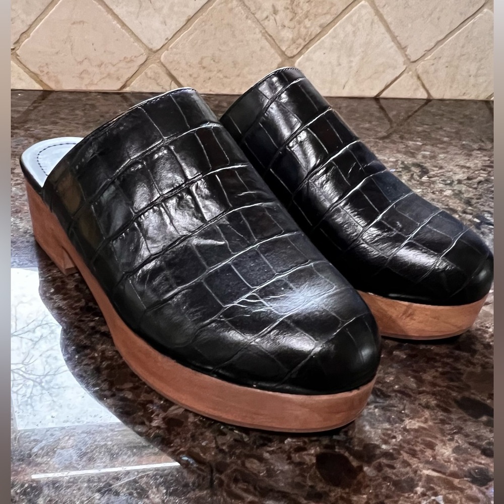 Aqua Womens Croc Embossed Clogs